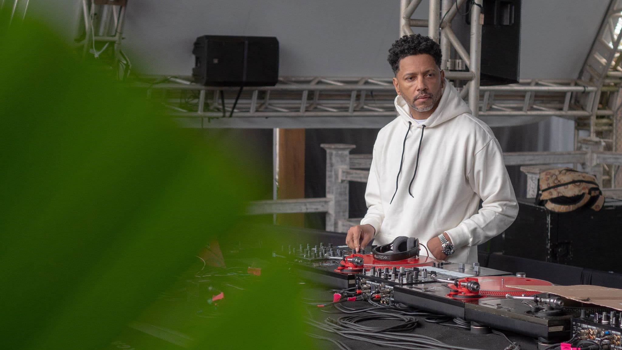 Testaverde e DJ Cia lançam É Assim, Me Sinto